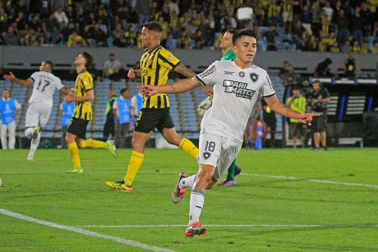 Thiago Almada (Botafogo) comemorando seu gol contra o Peñarol, no dia 30.10.2024 