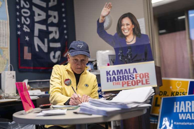 Deb Whitelaw Gorski, 63, faz anotações em comitê Democrata em Door, Wisconsin. (13/10/2024)