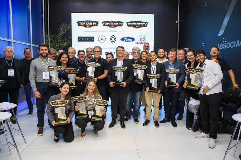 Vencedores do Prêmio Top Car 2024 durante a cerimônia na Fenatran