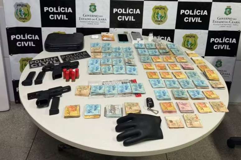 Foram apreendidos celulares, dinheiro em espécie e outros itens em endereço do policial