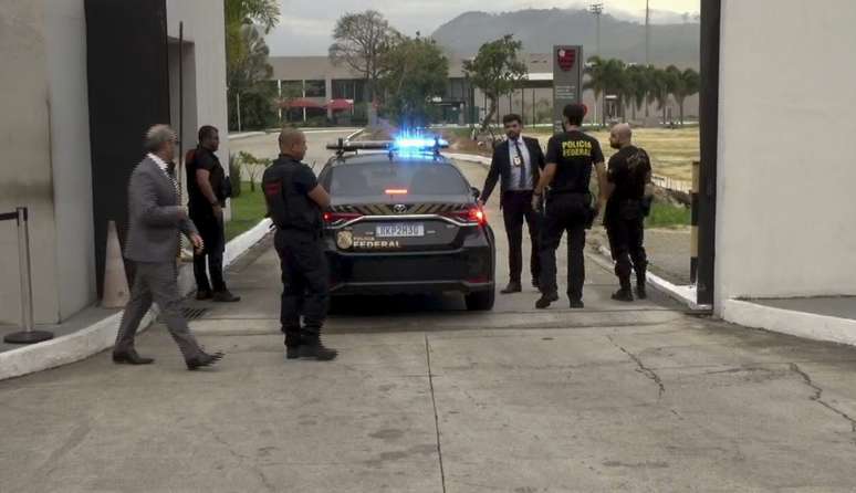 Movimentação de policiais em frente ao Clube de Regatas Flamengo, no Rio de Janeiro, na manhã desta terça-feira, 5. O atacante Bruno Henrique, do Flamengo, é alvo de uma operação da Polícia Federal que investiga manipulação de resultados.