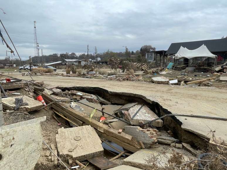 Destruição em Asheville após passagem do furacão Helene