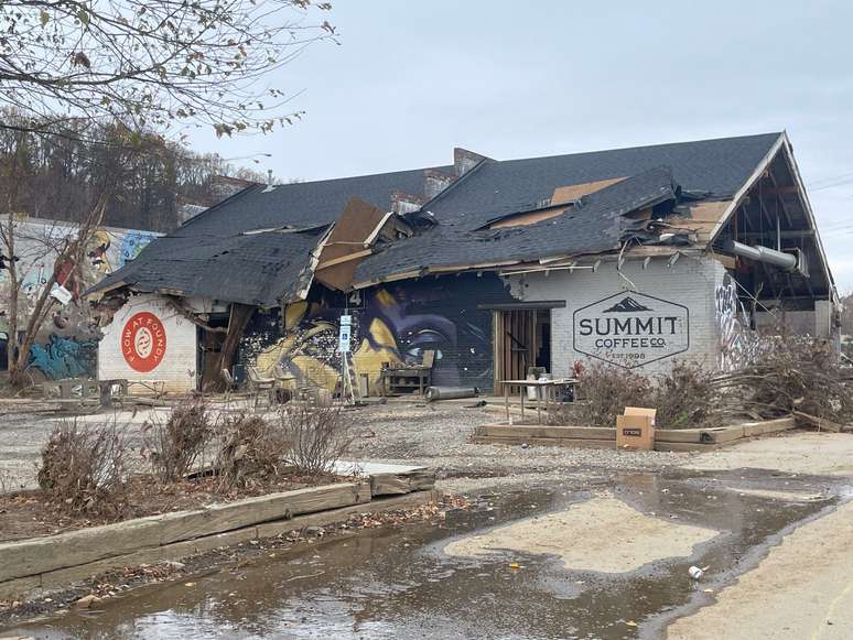 Destruição em Asheville após passagem do furacão Helene