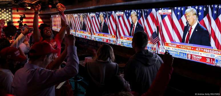 Apoiadores de Donald Trump assistem pela TV o discurso do republicano em Palm Beach 