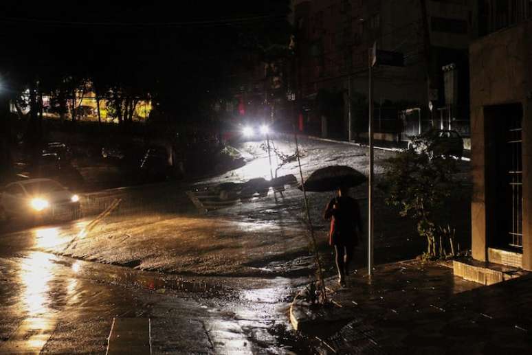 Rua Luminárias, na zona oeste de São Paulo, ficou sem energia elétrica após chuva atingir a cidade no último dia 23 de outubro.