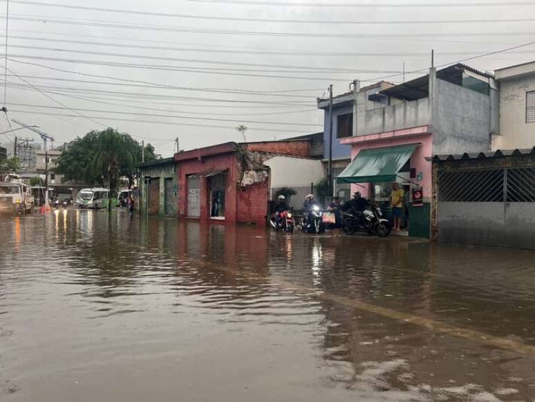 Rua Bartholomeu do Canto, no bairro do Limão (zona norte), ficou alagada por causa da forte chuva desta quarta-feira.