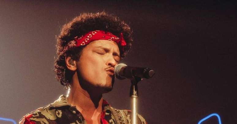 Bruno Mars: o que cantor fez no Brasil em um mês