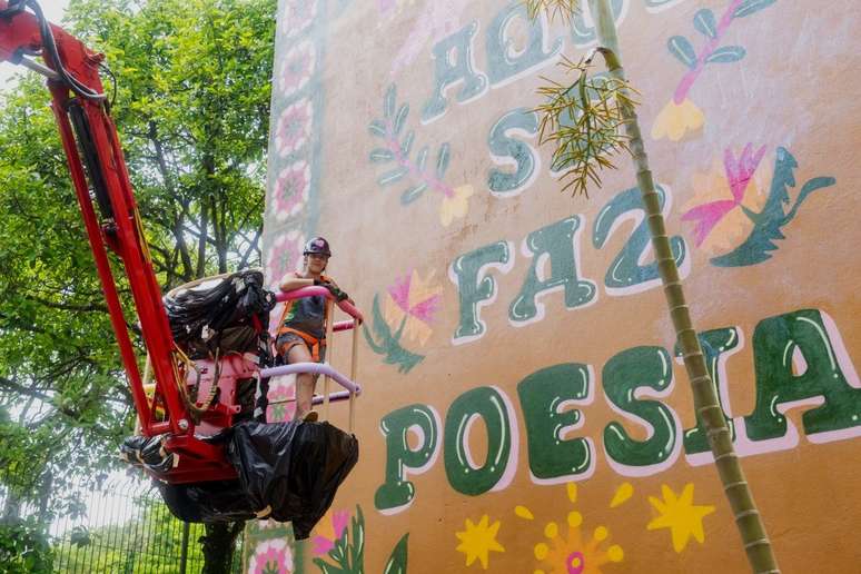 Grafiteira Cali Nassar no Conjunto Habitacional Campo Limpo C, Jardim São Luiz II, zona sul de São Paulo.