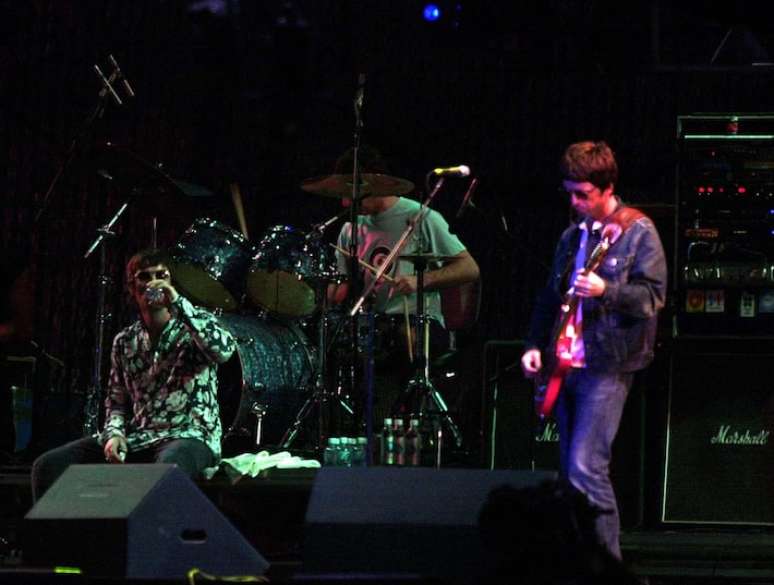 Liam (à esquerda) e Noel Gallagher no palco do Rock In Rio, em 2001