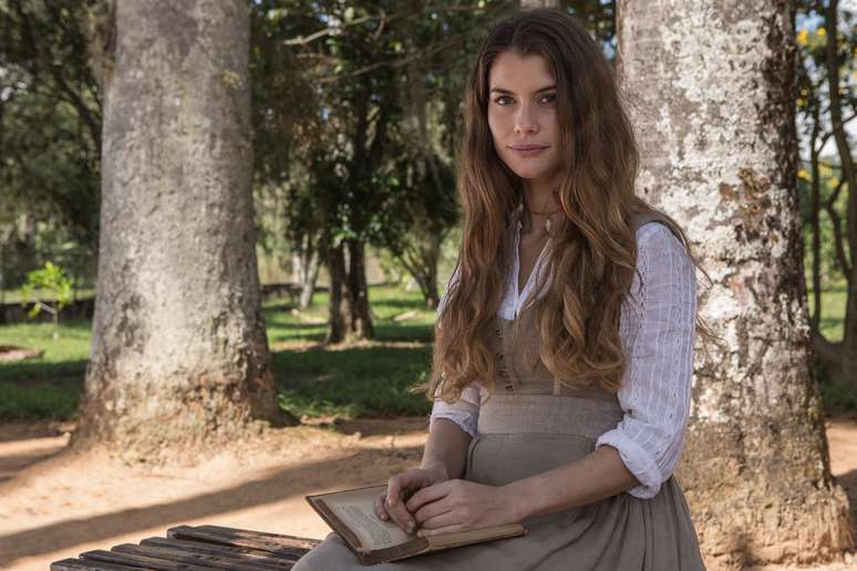 Livia (Alinne Moraes), a protagonista de Além do Tempo (2015),