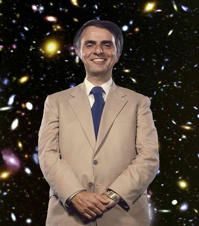 Carl Sagan posa diante de um pano de fundo que mostra as estrelas e galáxias do espaço.