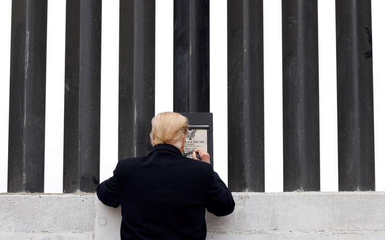 Donald Trump visitou a fronteira dos EUA com o México em 2021