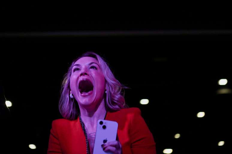 Eleitora comemora vantagem de Trump sobre Kamala durante apuração de votos  no Centro de Convenções do Condado de Palm Beach, na Flórida