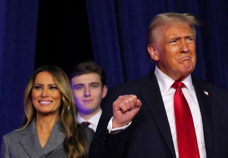 O candidato presidencial republicano e ex-presidente dos EUA, Donald Trump, sobe ao palco com sua esposa Melania e seu filho Barron para discursar em seu comício, no Centro de Convenções do Condado de Palm Beach, em West Palm Beach, Flórida, EUA, em 6 de novembro de 2024. 