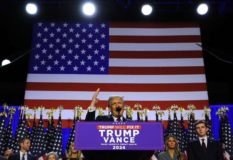 Familiares observam o candidato presidencial republicano e ex-presidente dos EUA, Donald Trump, discursando para seus apoiadores em seu comício, no Centro de Convenções do Condado de Palm Beach, em West Palm Beach, Flórida, EUA, em 6 de novembro de 2024. 