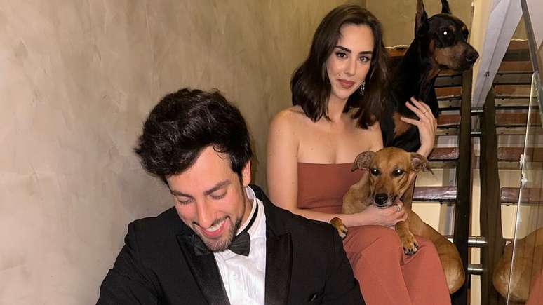 Filha de Faustão surge com o noivo Julinho Casares e seus cachorros