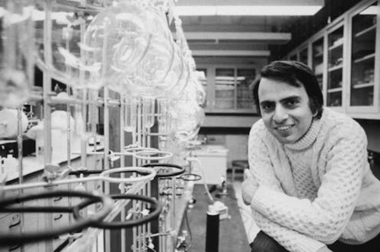 Carl Sagan em seu laboratório na Universidade de Cornell em 1974: ele também foi um cientista extraordinário, produzindo resultados e percepções descritos em mais de 600 artigos científicos, possibilitando o desenvolvimento de novas disciplinas e inspirando gerações de cientistas Santi Visalli, Inc./Archive Photos via Getty Images