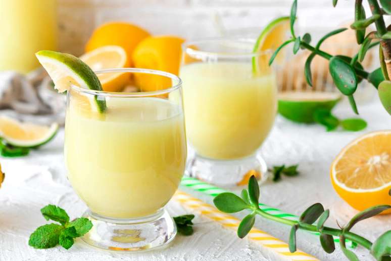 Suco de abacaxi com limão e laranja 