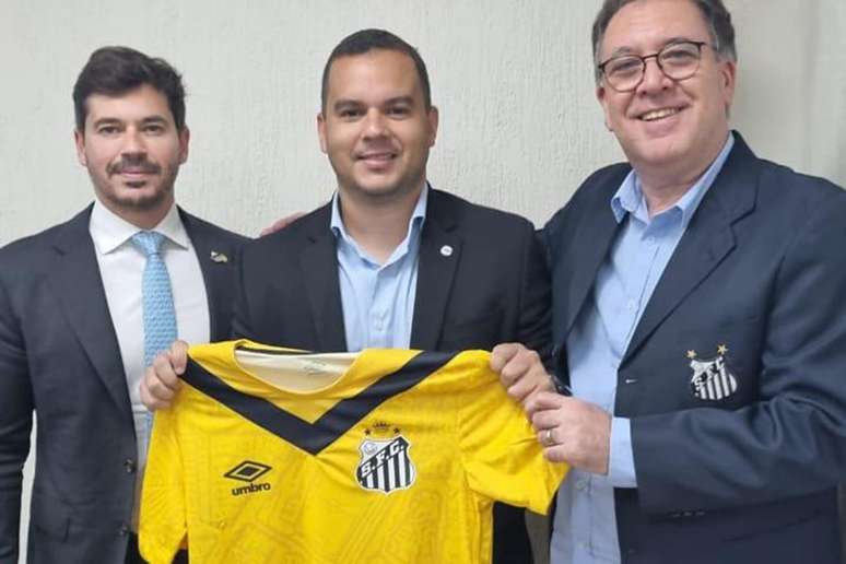 O presidente do Santos, Marcelo Teixeira, o assessor especial da presidência, Júnior Bozzella e o secretário-executivo do Ministério do Esporte, Diego Galdino de Araújo – Divulgação / Santos