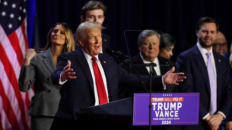 Candidato republicano Donald Trump faz discurso declarando vitória nas eleições presidenciais de 2024 no Palm Beach County Convention Center, em Palm Beach, Flórida, na madrugada do dia 6 de dezembro.
