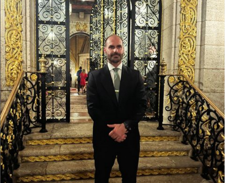 Eduardo Bolsonaro posou em Mar-a-lago, resort de luxo de Trump