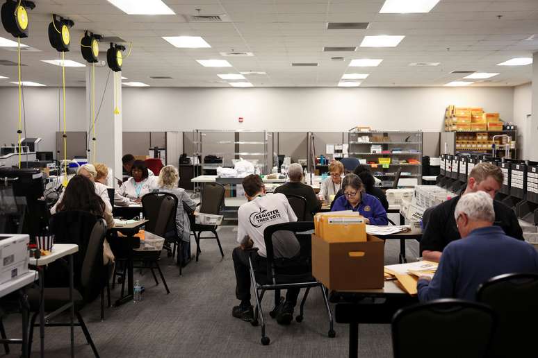 Funcionários trabalham na eleição presidencial dos EUA em Marietta, Georgia (5/11/2024)