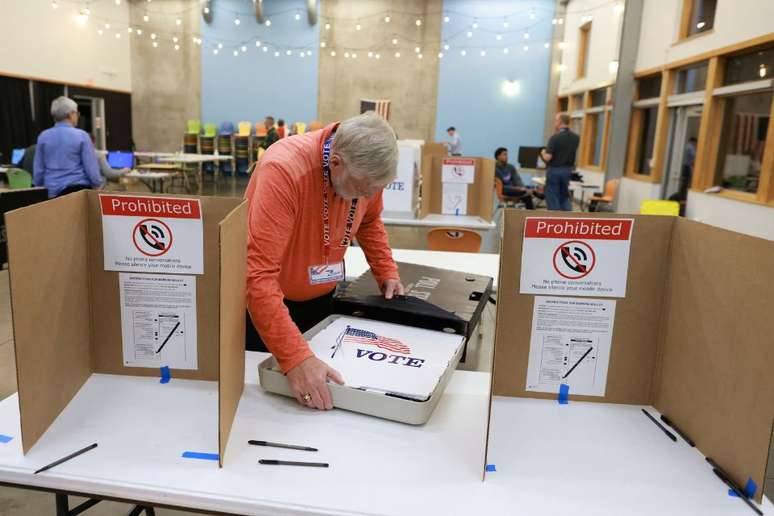 Marty Myers começa a tirar cabines de votação usadas em Michigan, em Kalamazzoo. (5/11/2024)