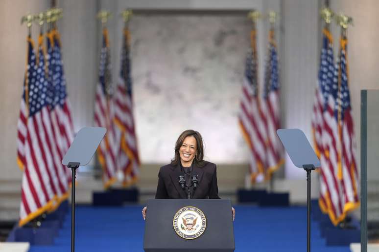 Kamala Harris discursa em frente à Howard University em Washington, D.C.