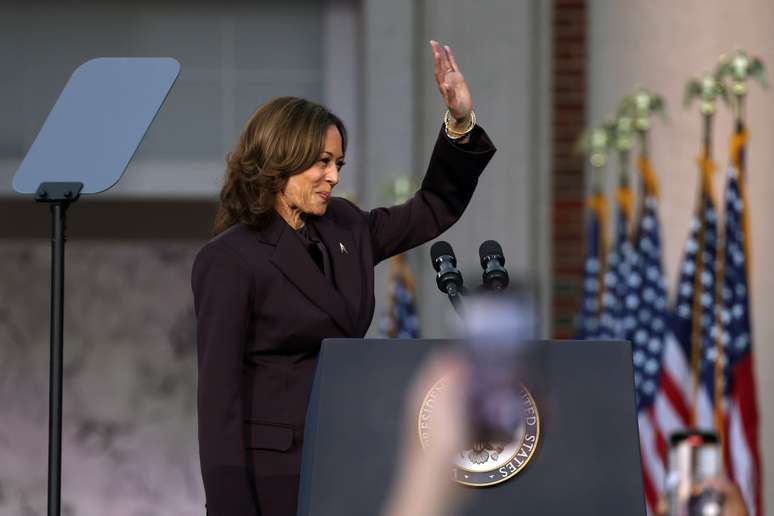 Kamala Harris discursa em frente à Howard University em Washington, D.C.