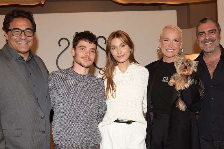 Sasha ao lado da família em inauguração da Mondepars em São Paulo