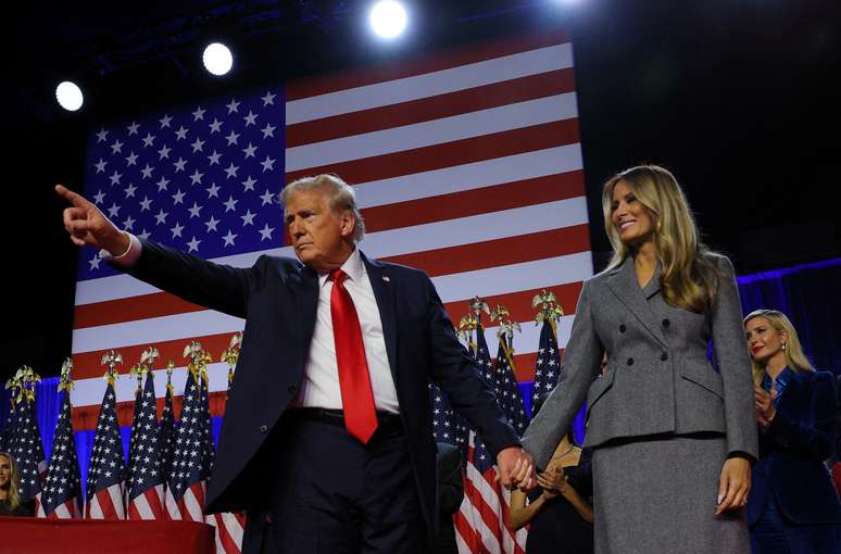 Donald Trump ao lado de sua esposa, Melania, que o acompanhou durante todo o dia de votação