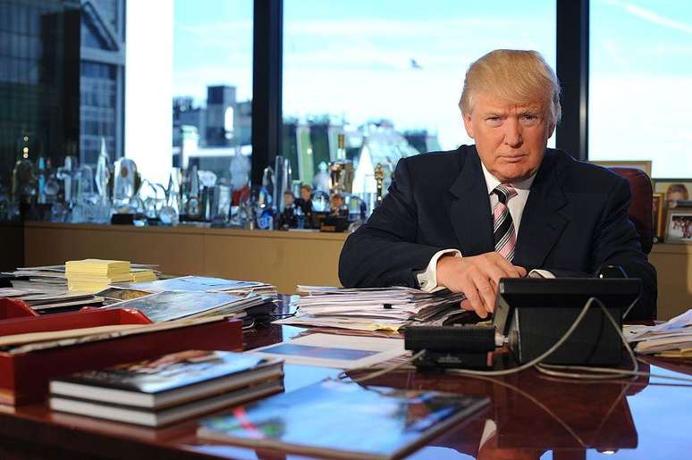 Trump sentado em sua mesa na Trump Tower, em Nova York