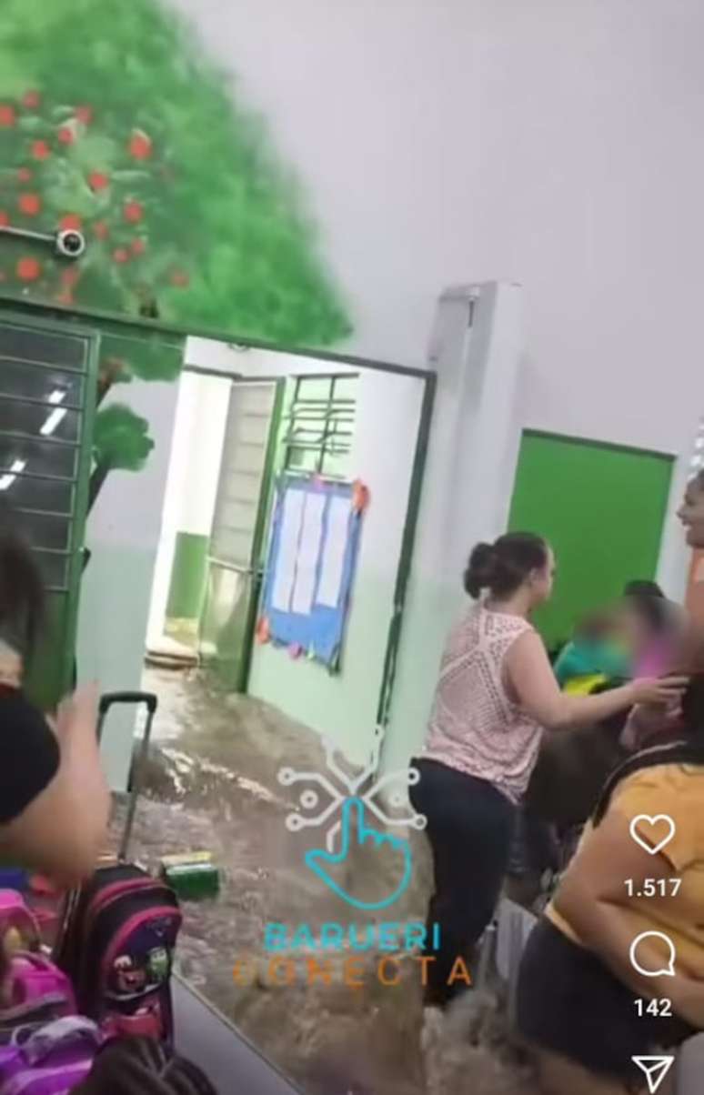 Crianças e professores ficam ilhados após creche ser inundada em Osasco.