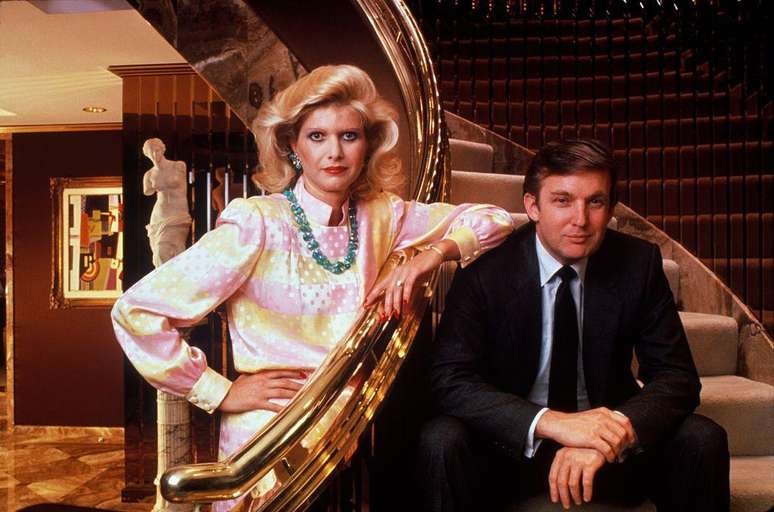 Donald Trump e Ivana posam ao lado de corrimão dourado de sua casa