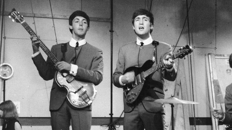 Paul McCartney e John Lennon em apresentação dos Beatles em 1963 