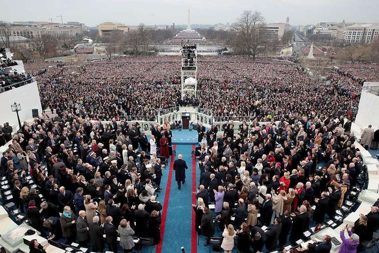 Trump caminha por tapete azul ao chegar para a cerimônia de posse em Washington, em janeiro de 2017