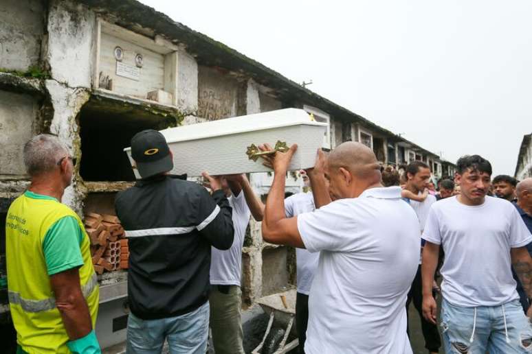 Santos (SP), 07/11/2024 -EXCLUSIVO EMBAGADO METROPOLE ENTERRO RYAN ANDRADE Enterro do menino Ryan Andrade Santos, de 4 anos, que morreu baleado apos uma acao da PM no Morro Sao Bento, em Santos-sp FOTO Fernanda Luz/Estadao