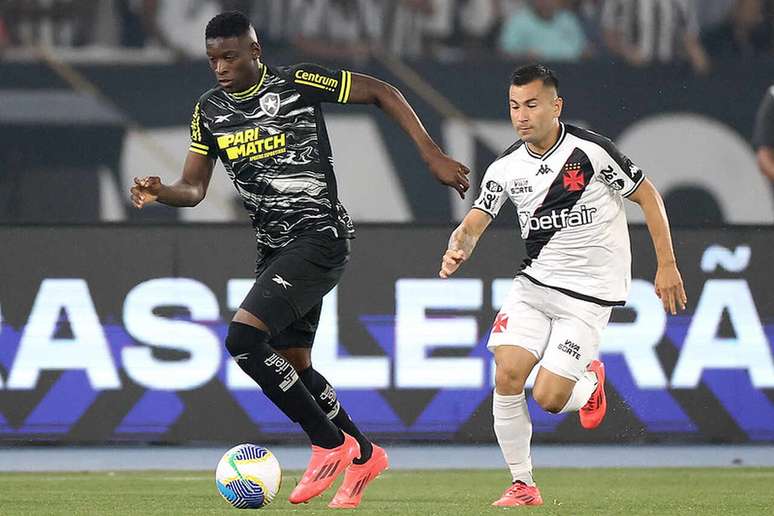 Luis Henrique quebra defesa do Vasco -