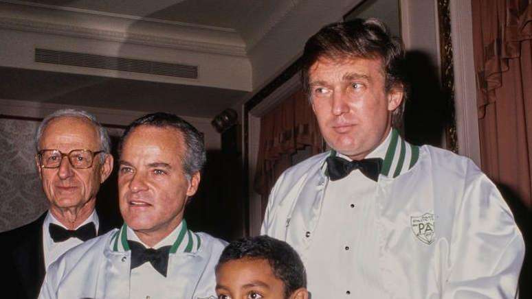 Donald Trump com trajes de beisebol no jantar anual da Liga Atlética da Polícia em 1989