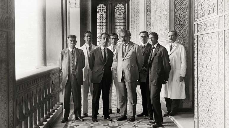 Chagas, diretor do Instituto Oswaldo Cruz, recepciona Einstein em sua visita ao instituto em 1925