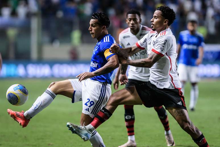 Flamengo vence Cruzeiro com time reserva e volta ao G-4 