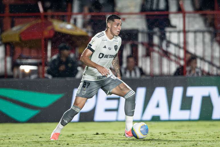 Paulo Vitor em ação contra o Atlético-GO.