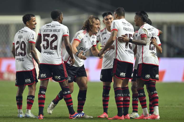 Time do Flamengo comemorando gol.