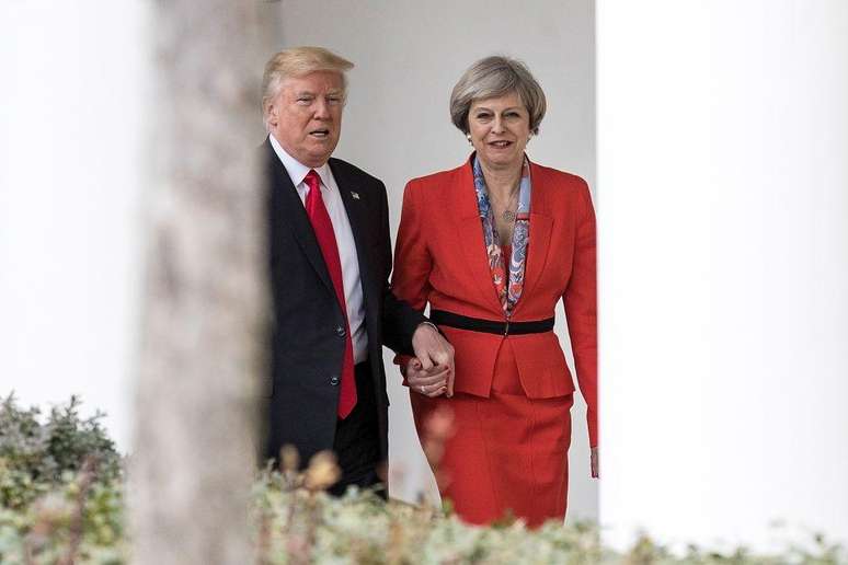 Trump e Theresa May andam de mãos dadas durante visita da então primeira-ministra britânica à Casa Branca