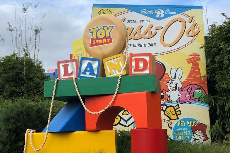 Na Toy Story Land é possível andar em uma montanha-russa no formato do cachorro Slinky 