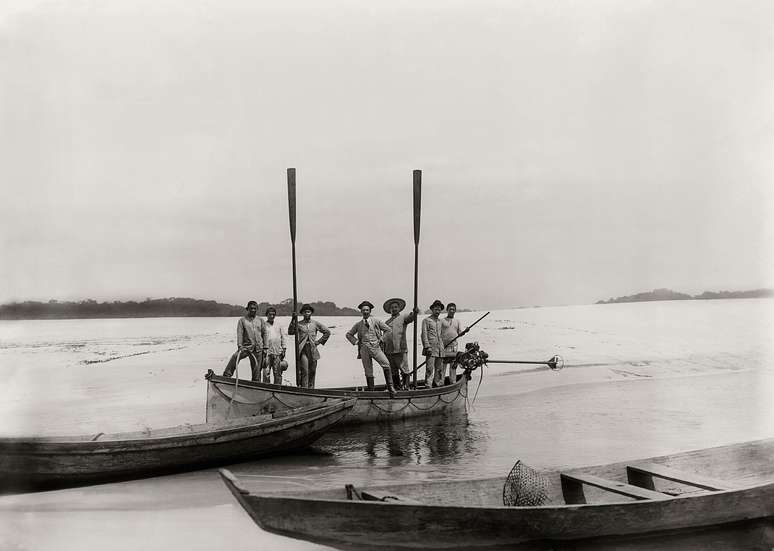 Carlos Chagas no rio Negro, junto à Pacheco Leão (à direita do cientista) em São Gabriel da Cachoeira, AM, 1913, durante expedição à Amazônia.