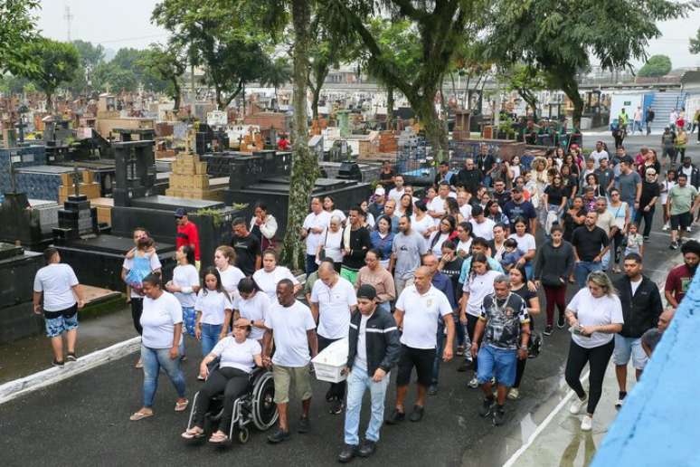 Santos (SP), 07/11/2024 -EXCLUSIVO EMBAGADO METROPOLE ENTERRO RYAN ANDRADE Enterro do menino Ryan Andrade Santos, de 4 anos, que morreu baleado apos uma acao da PM no Morro Sao Bento, em Santos-sp FOTO Fernanda Luz/Estadao