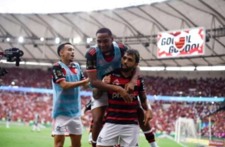 Gabigol comemora gol contra o Atlético Mineiro