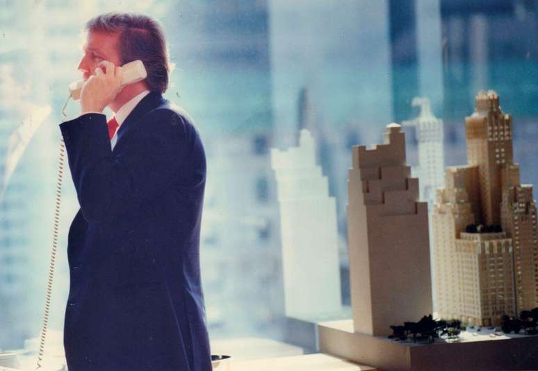 Trump ao telefone no edifício Trump Plaza, em 1987