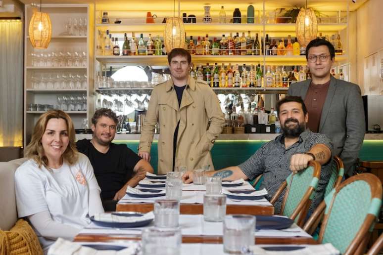 O júri (da esq. para dir.): a confeiteira Marina Anders (Zulcare), os chefs , o consultor Thiago Cerqueira (Èze) e o argentino Ricardo Joel Michel (Rotiseria Argentina), (em pé) o confeiteiro francês Romain Coupeaux (Charlotte Pâtisserie) e o professor de gastronomia Marcelo Bergamo